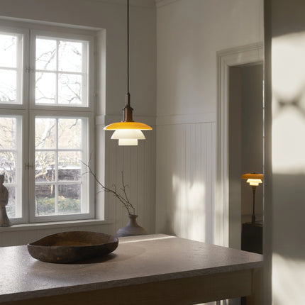 PH 3/3 Centenary Edition allumée dans un intérieur — Louis Poulsen