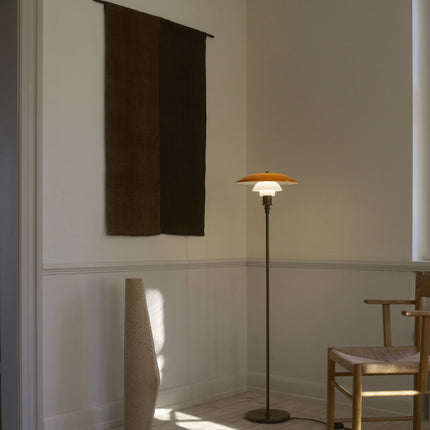 PH 3½-2½ Centenary Edition allumé, second plan en intérieur — Louis Poulsen