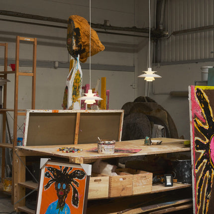 Suspension PH 5 Ø320 Opal blanc dans un atelier d’artiste