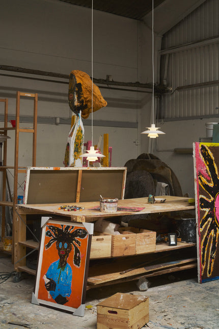 Suspension PH 5 Ø320 Opal blanc dans un atelier d’artiste
