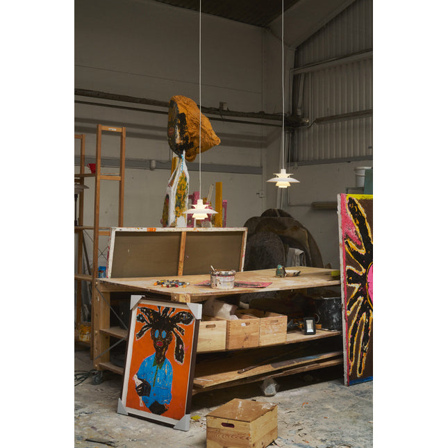 Suspension PH 5 Ø320 Opal blanc dans un atelier d’artiste