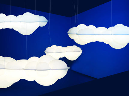 Suspensions Nuvola de Nemo Lighting allumées dans un angle aux murs bleus