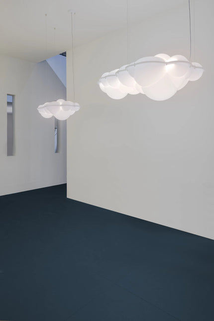 Suspensions Nuvola de Nemo Lighting dans un espace aux murs blancs