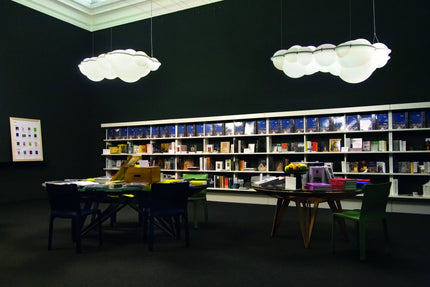 Suspensions Nuvola de Nemo Lighting au-dessus des tables d'une librairie