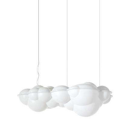 Suspension Nuvola de Mario Bellini pour Nemo Lighting, nuage en polyéthylène blanc suspendu à trois câbles, sur fond blanc