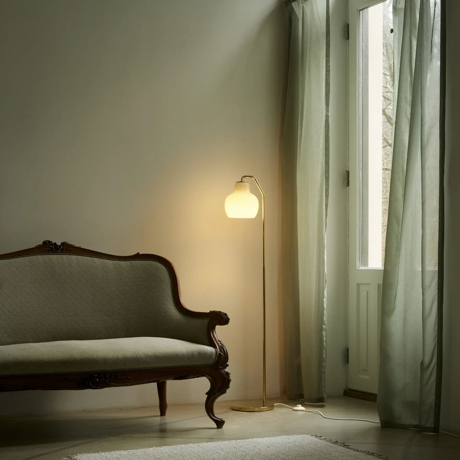 VL Ring Crown, lampadaire iconique signé Vilhelm Lauritzen pour Louis Poulsen